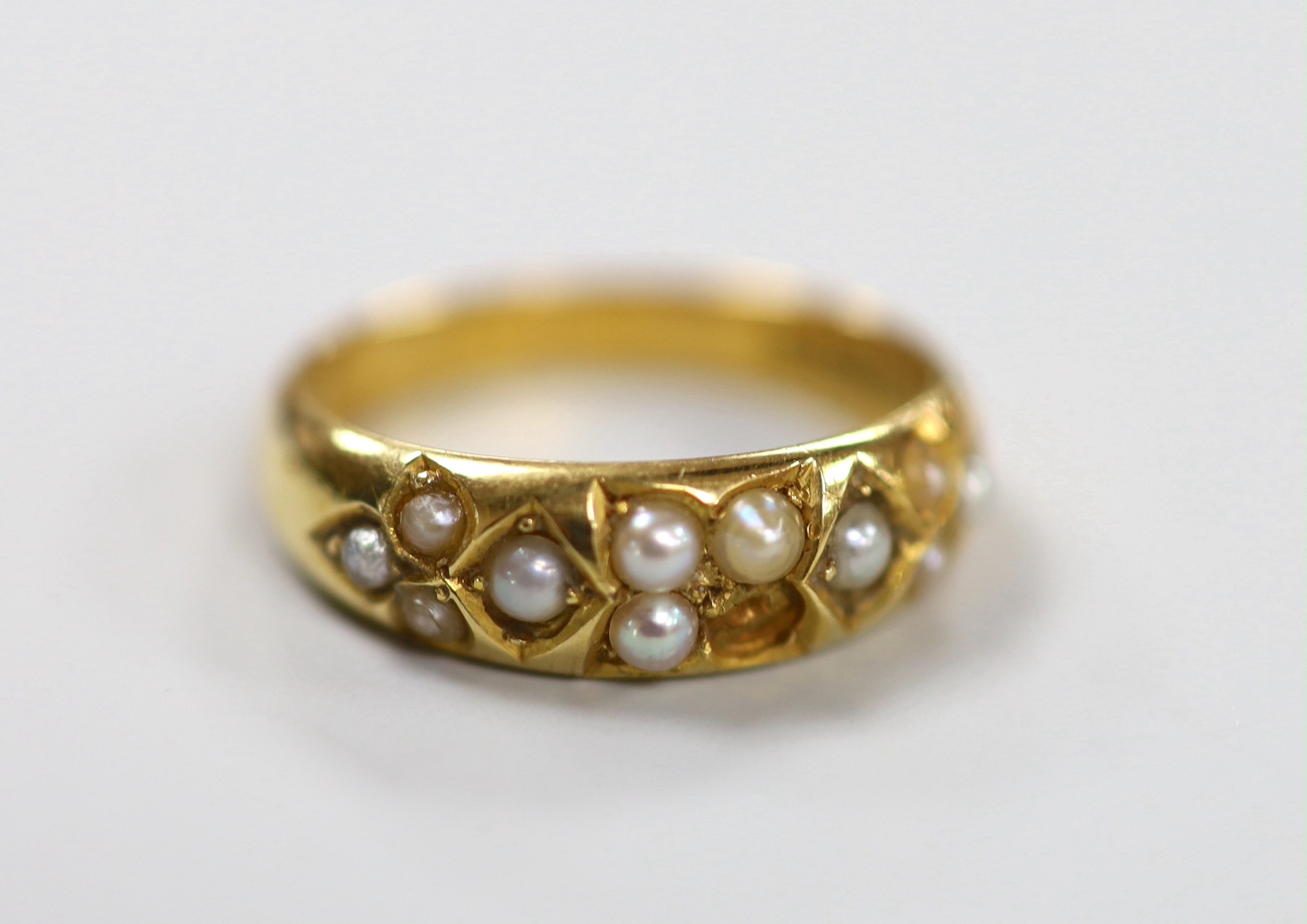 A late Victorian 18ct gold and split pearl cluster set ring (stone missing), size N, gross weight 4.1 grams.